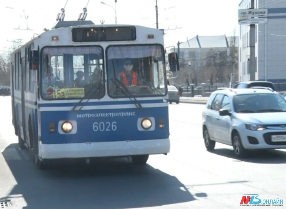 Кондуктор троллейбуса в Волгограде выплатит компенсацию избитой пассажирке